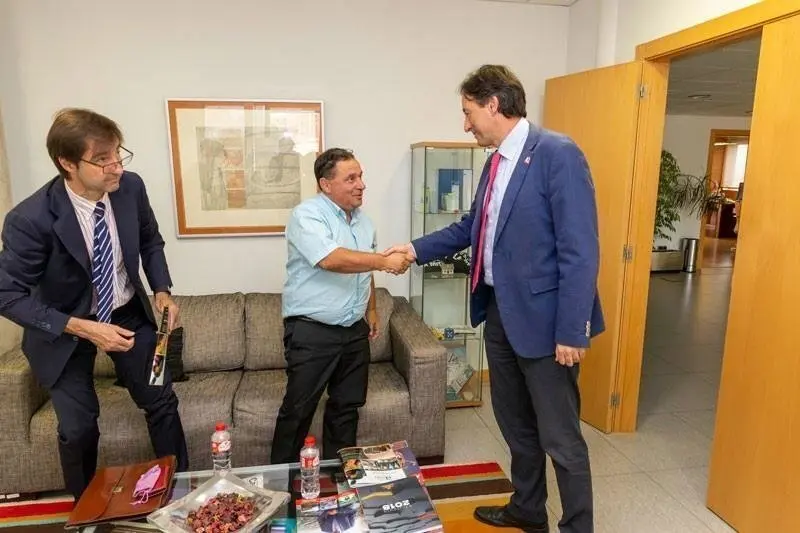 El consejero de Obras P&uacute;blicas, Ordenaci&oacute;n del Territorio y Urbanismo, Jos&eacute; Luis Gochicoa, se re&uacute;ne con la Cofrad&iacute;a de Pescadores de Santo&ntilde;a