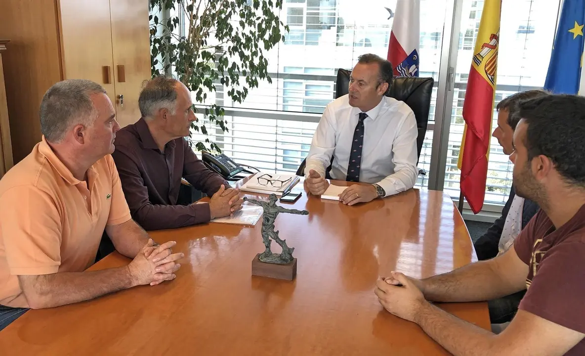 El consejero de Desarrollo Rural, Ganader&iacute;a, Pesca, Alimentaci&oacute;n y Medio Ambiente, Guillermo Blanco, recibe al alcalde de Soba, Juli&aacute;n Fuentecilla.
