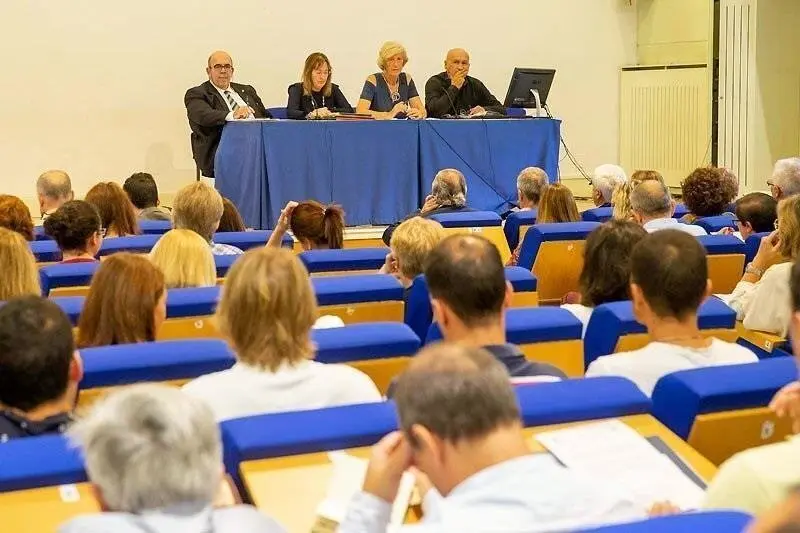 La consejera de Educaci&oacute;n, Formaci&oacute;n Profesional y Turismo, Marina Lomb&oacute;, se re&uacute;ne con directores de centros educativos