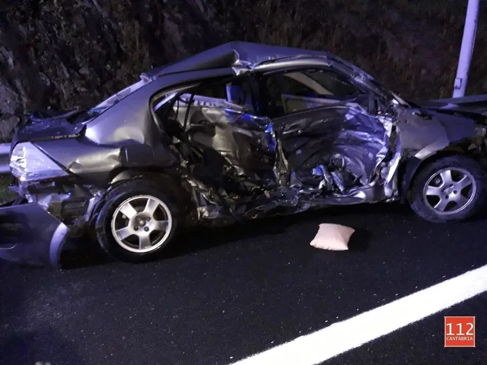 Uno de los veh&iacute;culos implicados en el accidente de la A-8, en Liendo