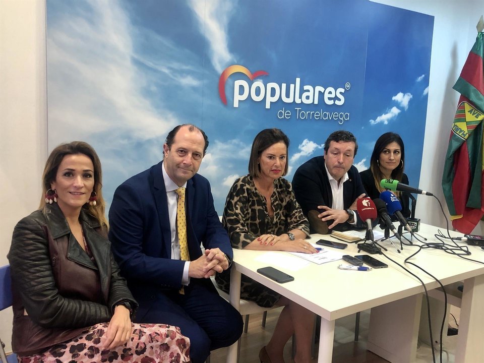 El diputado regional, Íñigo Fernández, y la portavoz del PP en Torrelavega, Marta Fernández-Teijeiro