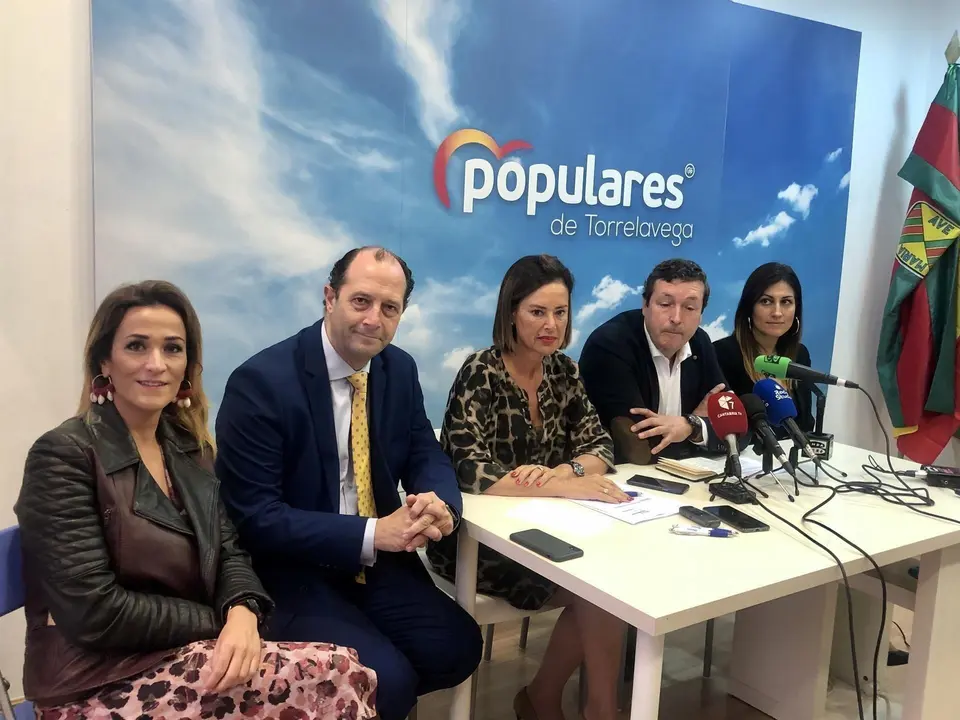 El diputado regional, &Iacute;&ntilde;igo Fern&aacute;ndez, y la portavoz del PP en Torrelavega, Marta Fern&aacute;ndez-Teijeiro