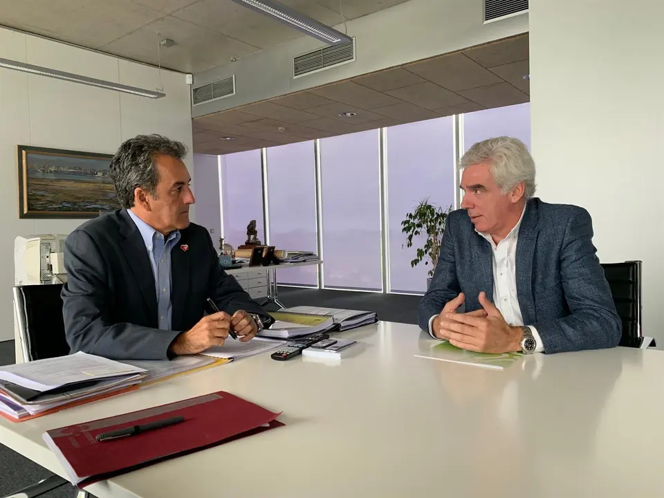 El portavoz del grupo municipal regionalista en el Ayuntamiento de Santander, Jos&eacute; Mar&iacute;a Fuentes Pila, ha mantenido una reuni&oacute;n con el consejero de Industria, Innovaci&oacute;n, Comercio y Transporte, Francisco Martin,