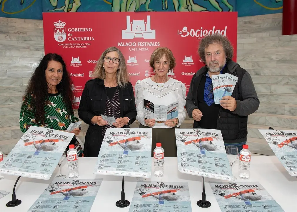 De izquierda a derecha: la actriz Mar&iacute;a Vida, las directoras de Igualdad, Consuelo Gutierrez, y de Acci&oacute;n Cultura, Eva Ranea, y el organizador del ciclo Pati Domenech