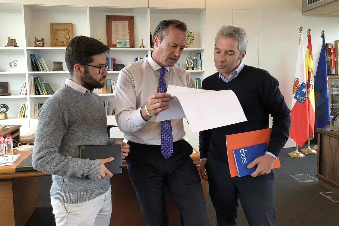 El consejero de Desarrollo Rural, Ganader&iacute;a, Pesca, Alimentaci&oacute;n y Medio Ambiente, Guillermo Blanco, recibe al alcalde de Guriezo, &Aacute;ngel Llano.