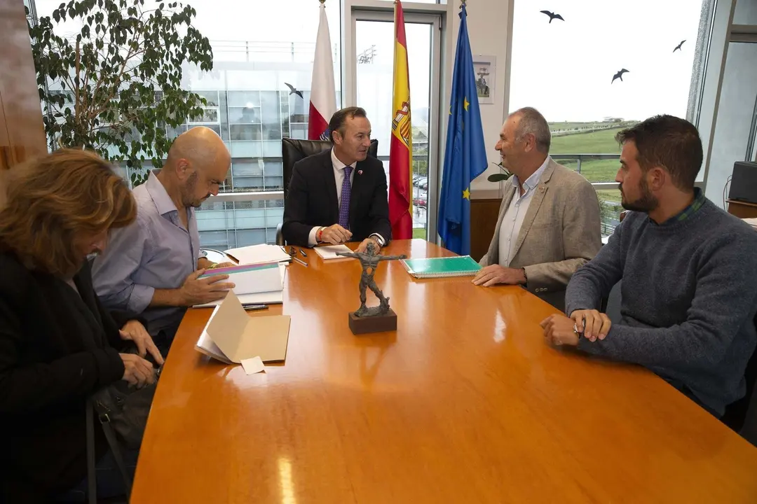 El consejero de Desarrollo Rural, Ganader&iacute;a, Pesca, Alimentaci&oacute;n y Medio Ambiente, Guillermo Blanco, se ha reunido con el presidente de la Federaci&oacute;n C&aacute;ntabra de Caza, Ignacio Valle