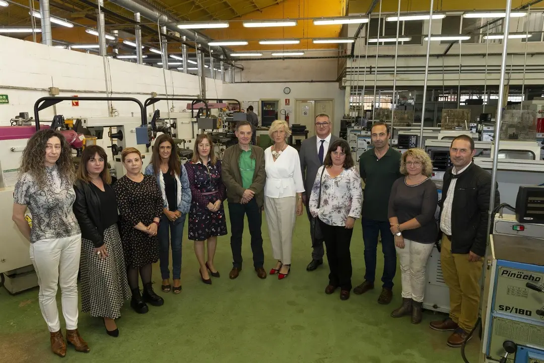 La consejera de Educaci&oacute;n con docentes del IES Los Remedios de Guarnizo que pondr&aacute;n en marcha en Benin una escuela de soldadura y otra de electricidad