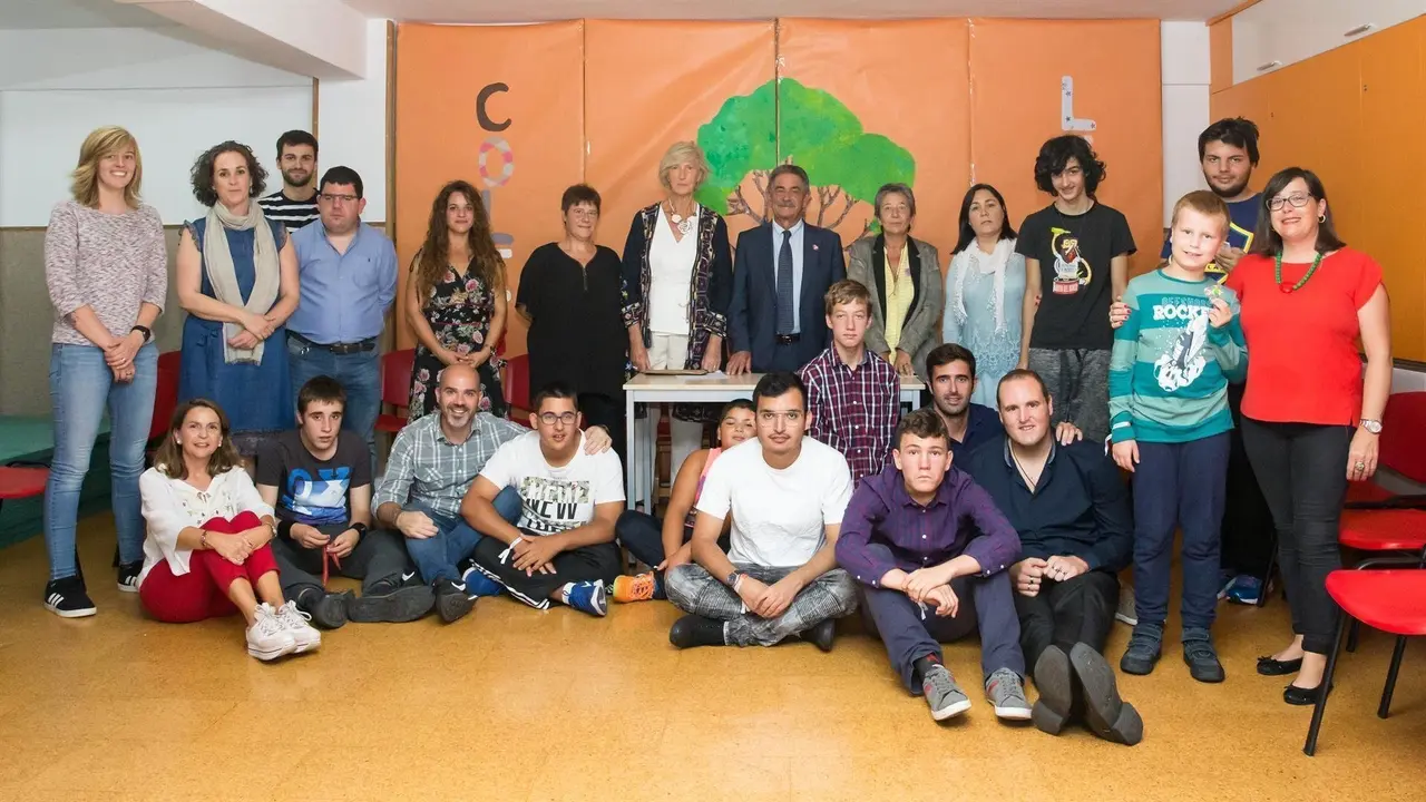 El presidente de Cantabria, Miguel &Aacute;ngel Revilla; la consejera de Educaci&oacute;n, FP y Turismo, Marina Lomb&oacute;, junto a alumnos, docentes, directiva y padres del colegio de educaci&oacute;n especial Stephane Lupasco