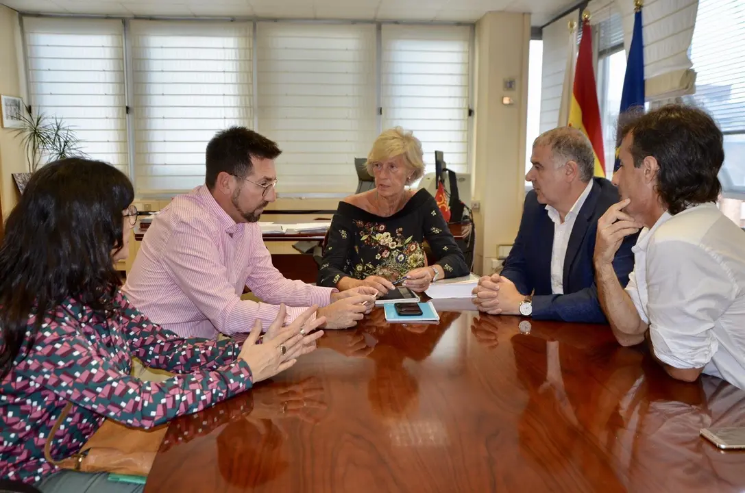 La consejera de Educaci&oacute;n, Formaci&oacute;n Profesional y Turismo, Marina Lomb&oacute;, se re&uacute;ne con los grupos municipales de PSOE y PRC de Colindres