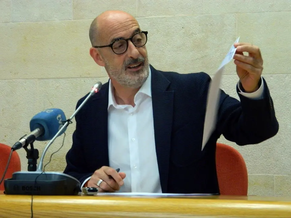 F&eacute;lix &Aacute;lvarez con el documento filtrado