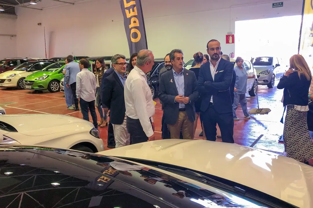 El consejero,Francisco Mart&iacute;n, acompa&ntilde;ado del alcalde de Torrelavega, Javier L&oacute;pez Estrada y la presidenta de la Asociaci&oacute;n de Concesionarios Oficiales de Veh&iacute;culos de Cantabria (ASECOVE), Natalia de los Arcos, inaugura la feria