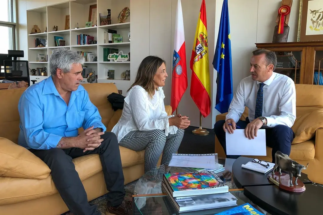 El consejero de Desarrollo Rural, Ganader&iacute;a, Pesca, Alimentaci&oacute;n y Medio Ambiente, Guillermo Blanco, y la alcaldesa de Sol&oacute;rzano, Gema Perojo