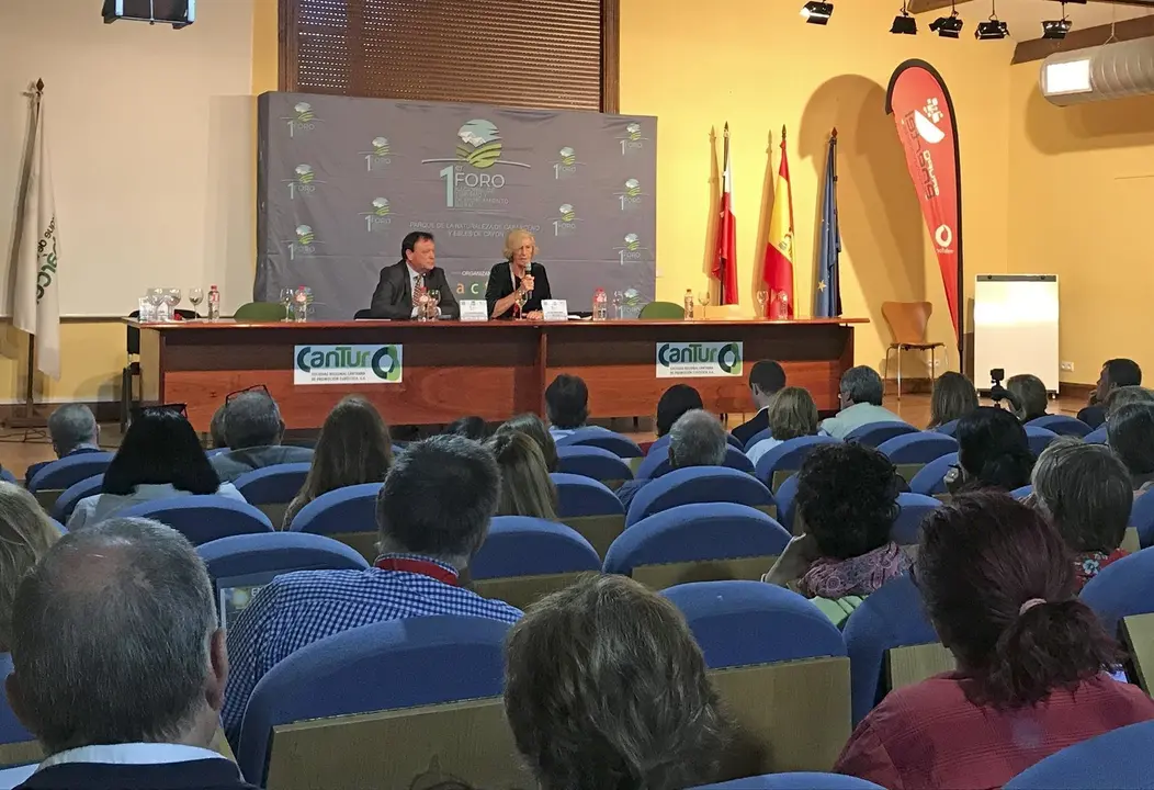 La consejera de Turismo, Marina Lomb&oacute;, y el presisente de la Asociaci&oacute;n de Turismo Rural, Jes&uacute;s Blanco