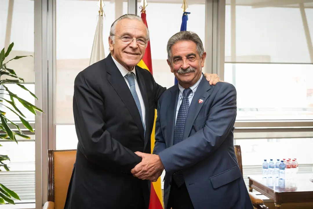 El presidente del Gobierno de Cantabria, Miguel &Aacute;ngel Revilla, y el presidente de la Fundaci&oacute;n Bancaria "la Caixa", Isidro Fain&eacute;