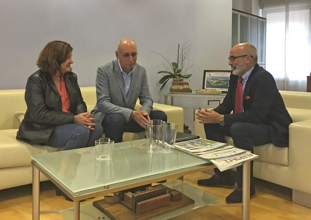 El consejero de Sanidad, Miguel Rodr&iacute;guez, recibe al alcalde de Miengo, Manuel Cabrero.