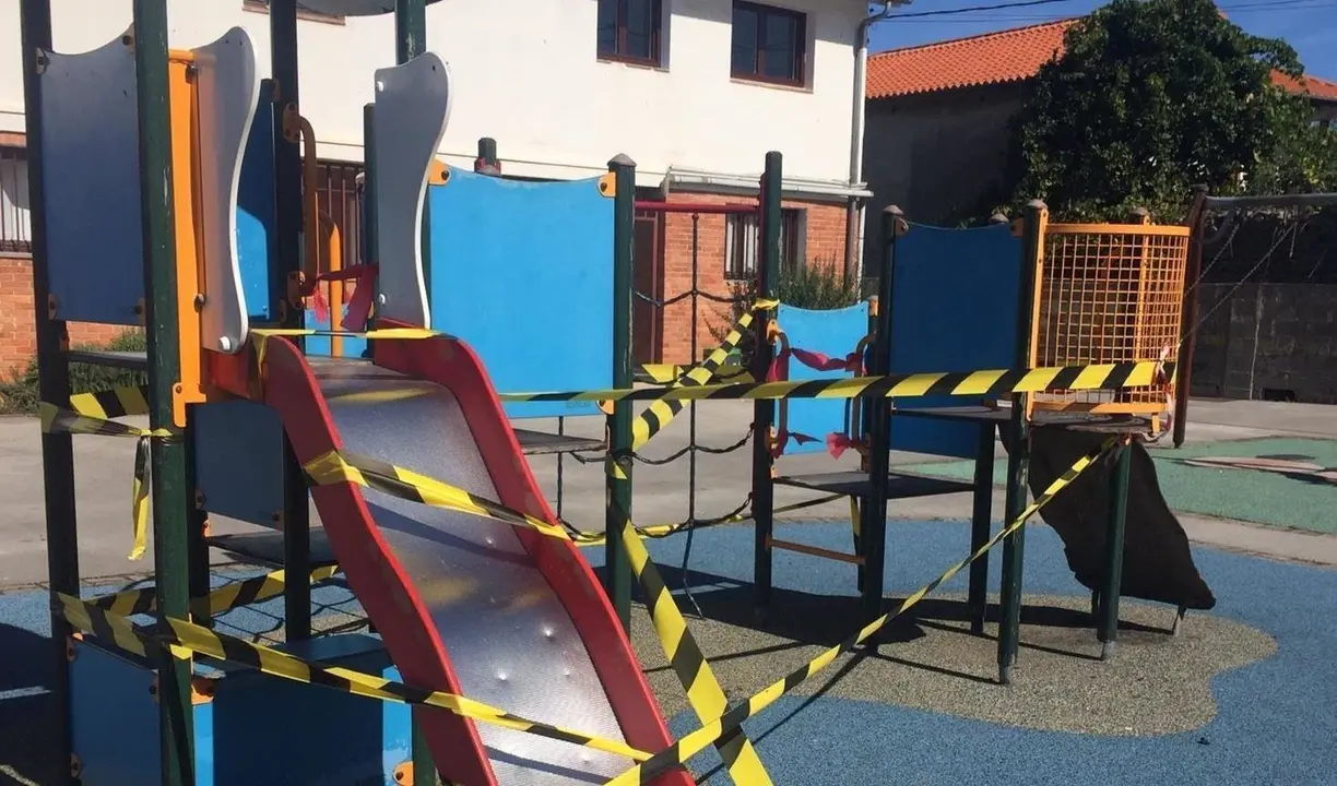 Zona de juegos del Colegio Arenas que, seg&uacute;n el PP, lleva precintada desde hace semanas