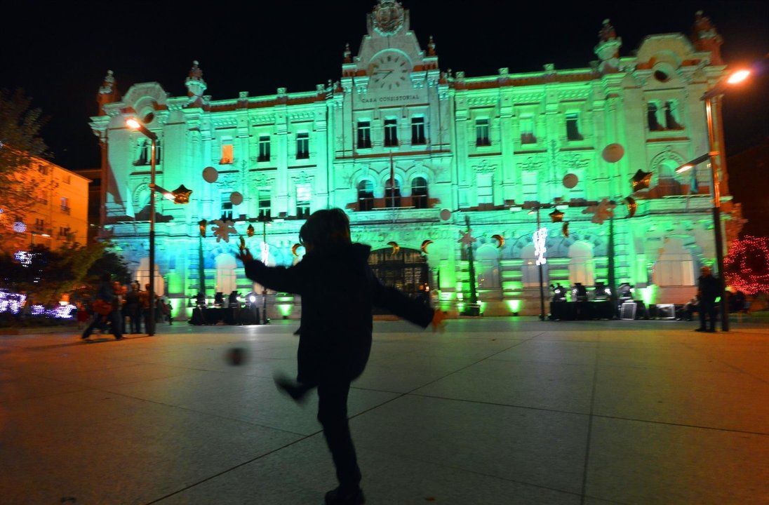 Fachada del Ayuntamiento de Santander iluminada de verde