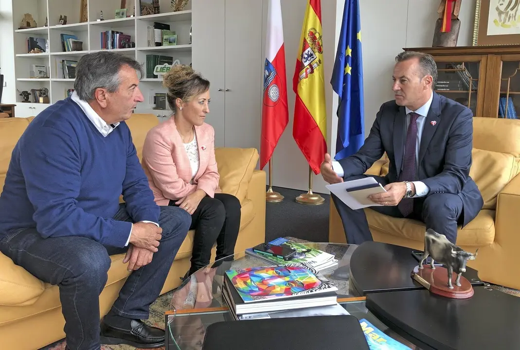 El consejero de Desarrollo Rural, Ganader&iacute;a, Pesca, Alimentaci&oacute;n y Medio Ambiente, Guillermo Blanco, recibe a la alcaldesa de Molledo, Ver&oacute;nica Mantec&oacute;n