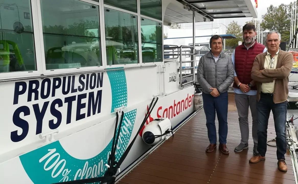 El primer teniente de alcalde y concejal de Econom&iacute;a del Ayuntamiento de Camargo, H&eacute;ctor Lav&iacute;n, y el concejal de Desarrollo Local, Eugenio G&oacute;mez,  con el fundador y director ejecutivo de la empresa Metaltec Naval, Enrique Arriola