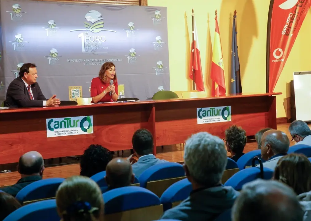 La consejera de Presidencia, Interior, Justicia y Acci&oacute;n Exterior, Paula Fern&aacute;ndez Via&ntilde;a, clausura el I Foro Nacional de Turismo y Despoblamiento Rural