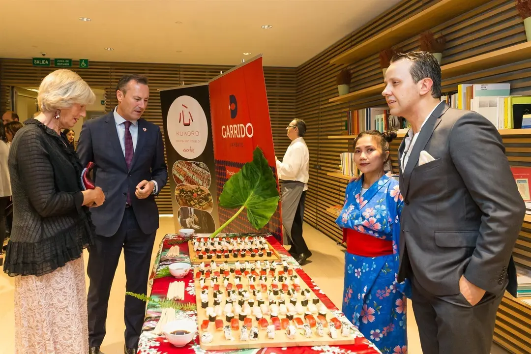 La consejera de Educaci&oacute;n, Formaci&oacute;n Profesional y Turismo, Marina Lomb&oacute;, y el consejero de Desarrollo Rural, Ganader&iacute;a, Pesca, Alimentaci&oacute;n y Medio Ambiente, Guillermo Blanco, asisten a la inauguraci&oacute;n del Encuentro &lsquo;Santander Foodie&rsquo;