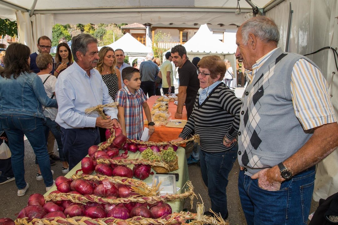 El presidente, Miguel Ángel Revilla, asiste en Camaleño a la V Feria Agroalimentaria 'Hechu en Liébana'