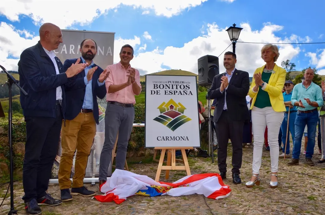 El vicepresidente y consejero de Universidades, Igualdad, Cultura y Deporte, Pablo Zuloaga, y la consejera de Educaci&oacute;n, Formaci&oacute;n Profesional y Turismo, Marina Lomb&oacute;, asisten al acto de ingreso en la Asociaci&oacute;n de los Pueblos M&aacute;s Bonitos de Espa&ntilde;a