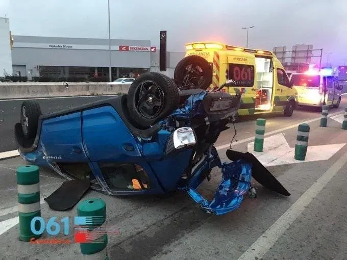Veh&iacute;culo volcado en el accidente registrado en la S-10