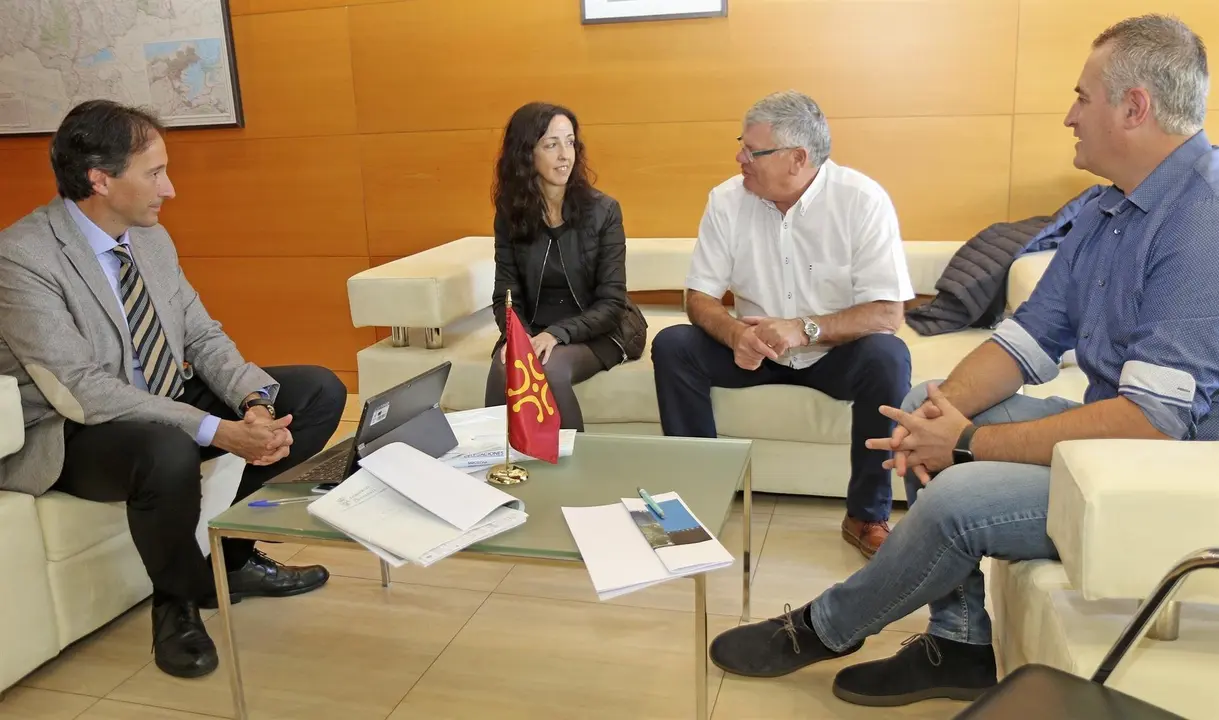 El consejero de Obras P&uacute;blicas, Ordenaci&oacute;n del Territorio y Urbanismo, Jos&eacute; Luis Gochicoa, se re&uacute;ne con la Cofrad&iacute;a de San Gin&eacute;s de Colindres