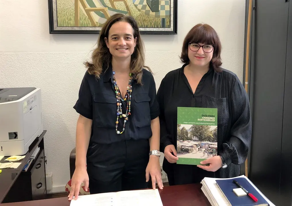 La concejala de Medio Ambiente del Ayuntamiento de Santander, Margarita Rojo, y la representante de Greanpeace Cantabria, Isabel P&eacute;rez