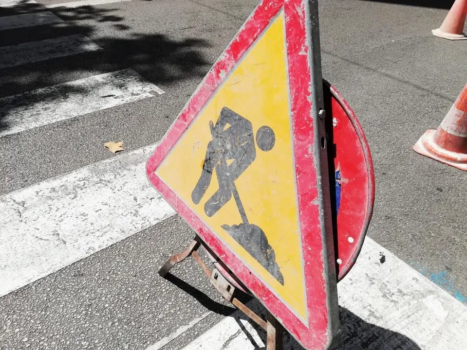 Una se&ntilde;al de tr&aacute;fico advirtiendo de la presencia de una obra