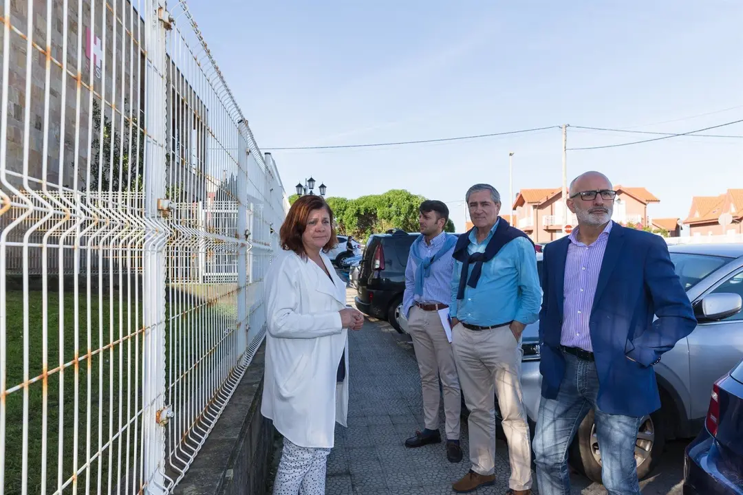 El consejero de Sanidad, Miguel Rodr&iacute;guez, visita el centro de salud de Suances con el alcalde, Andr&eacute;s Ruiz Moya.