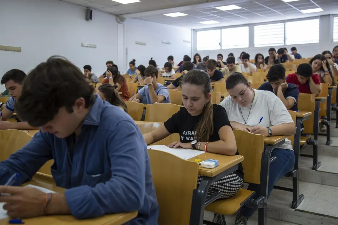 Convocatoria extraordinaria de las pruebas de Selectividad en la Universidad de Sevilla. Alumnos examin&aacute;ndose de las pruebas de acceso a la universidad en septiembre, Facultad de Matem&aacute;ticas.