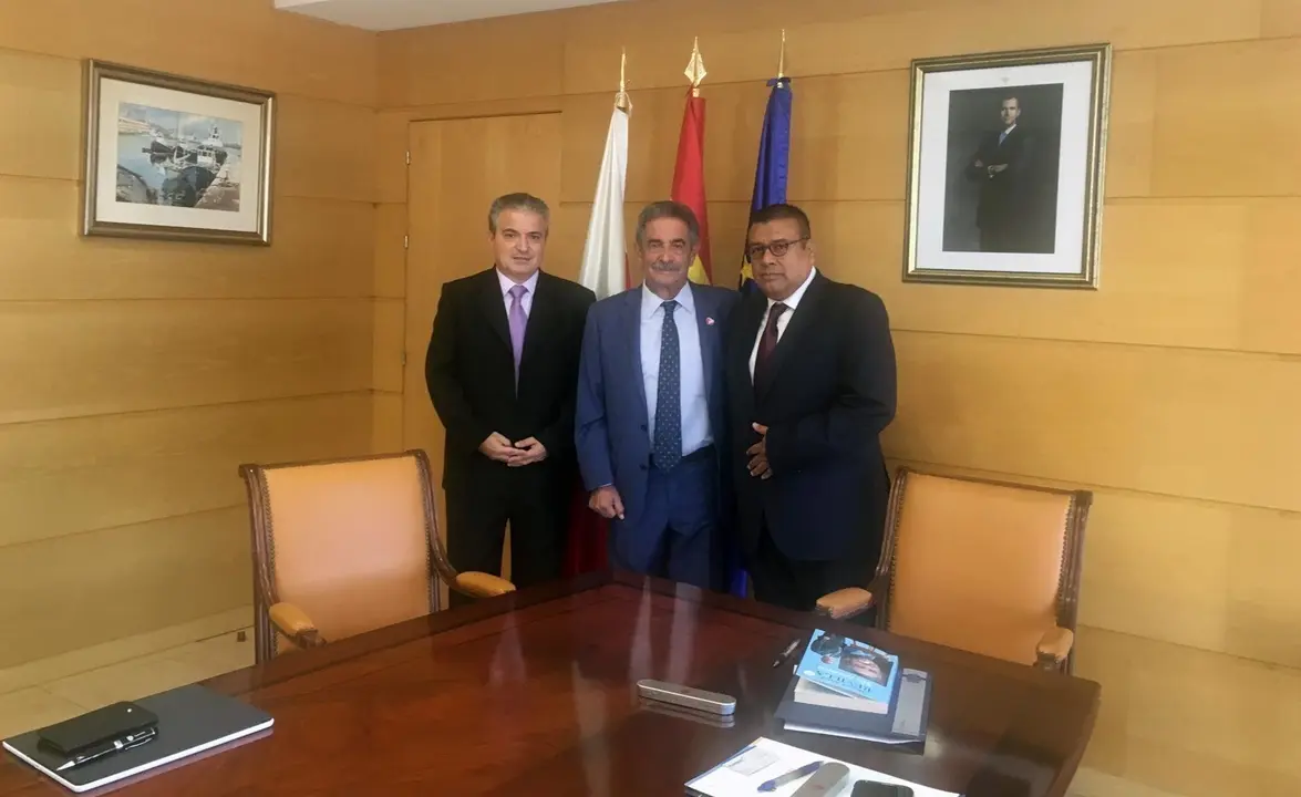 En la foto, el presidente de Cantabria, Miguel &Aacute;ngel Revilla (centro); con el presidente de FUNIBER, Santos Grac&iacute;a, a su derecha, y con el director de Technopoli del Instituto Polit&eacute;cnico Nacional de M&eacute;xico, Miguel &Aacute;ngel L&oacute;pez Flores, a su izquierda