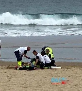 Servicios de Emergencia atienden al fallecido en la playa del Sardinero