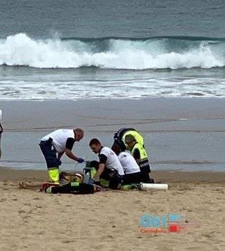 Servicios de Emergencia atienden al fallecido en la playa del Sardinero