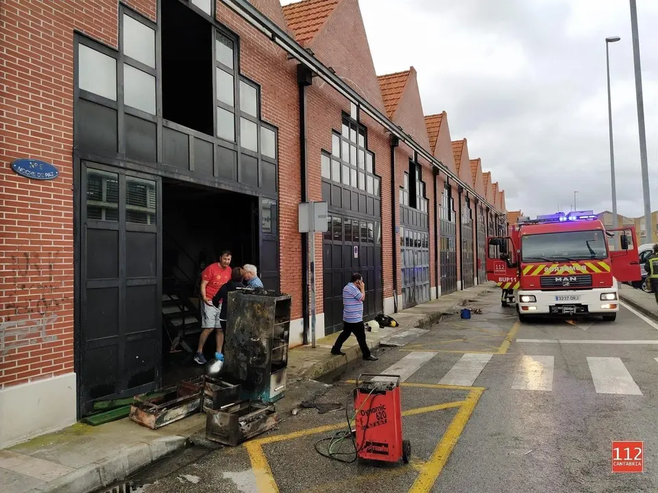 Incendio en una lonja de pescadores de Santo&ntilde;a