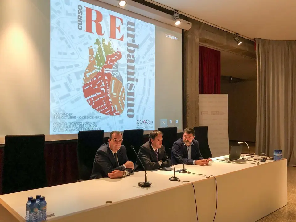 El consejero de Obras P&uacute;blicas, Ordenaci&oacute;n del Territorio y Urbanismo, Jos&eacute; Luis Gochicoa, inaugura el curso &lsquo;REurbanismo&rsquo;, organizado por el Colegio Oficial de Arquitectos de Cantabria