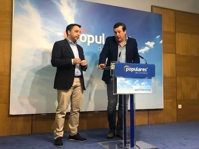 El portavoz del PP en el Ayuntamiento de Pi&eacute;lagos, Carlos Caram&eacute;s, y el portavoz del PP de Cantabria, &Iacute;&ntilde;igo Fern&aacute;ndez