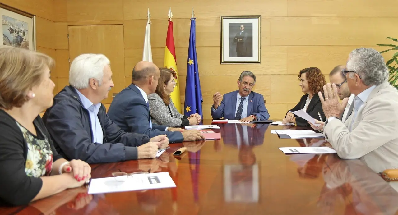 Primera reuni&oacute;n de legislatura del Gobierno y AMICA