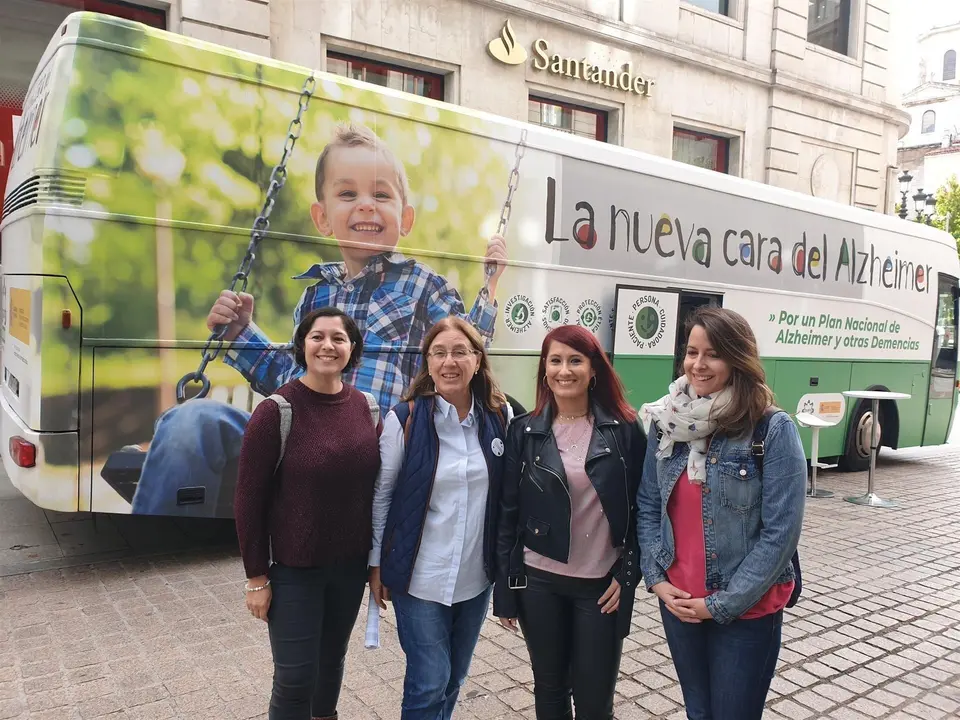 Representantes de AFA junto al autob&uacute;s de la campa&ntilde;a