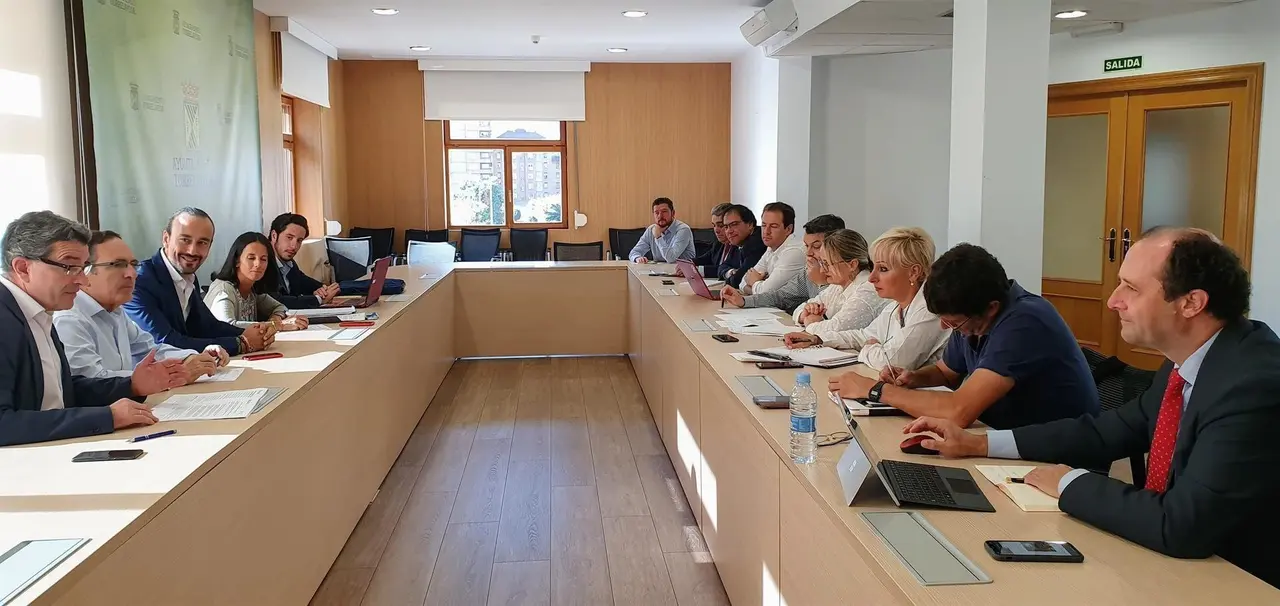 Reuni&oacute;n para preparar la participaci&oacute;n de Torrelavega  en el Foro de Ciudades Atractivas para la Inversi&oacute;n