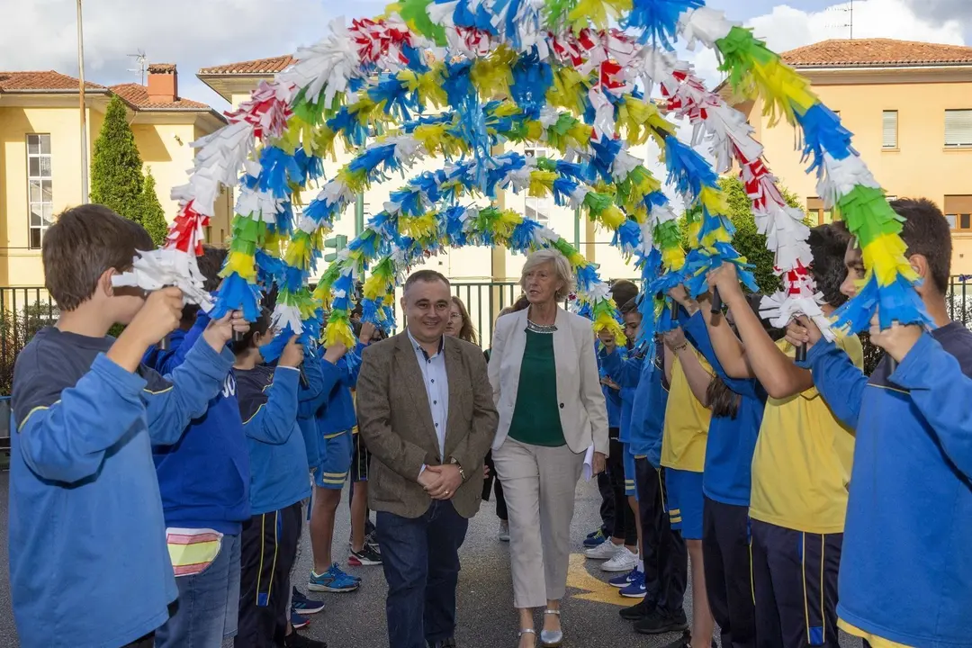 La consejera de Educaci&oacute;n, Formaci&oacute;n Profesional y Turismo, Marina Lomb&oacute;, visita el centro educativo &lsquo;El Salvador' en Barreda