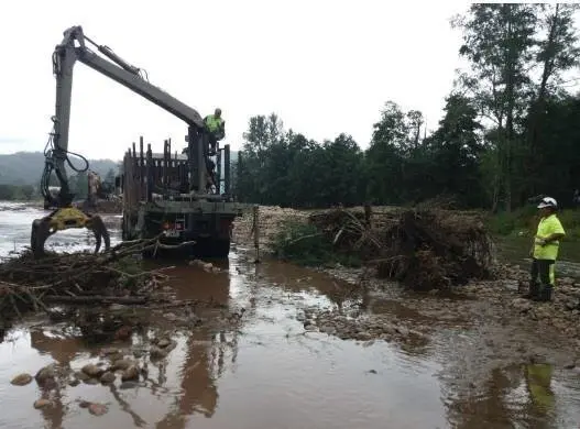 Trabajos de limpieza de los r&iacute;os