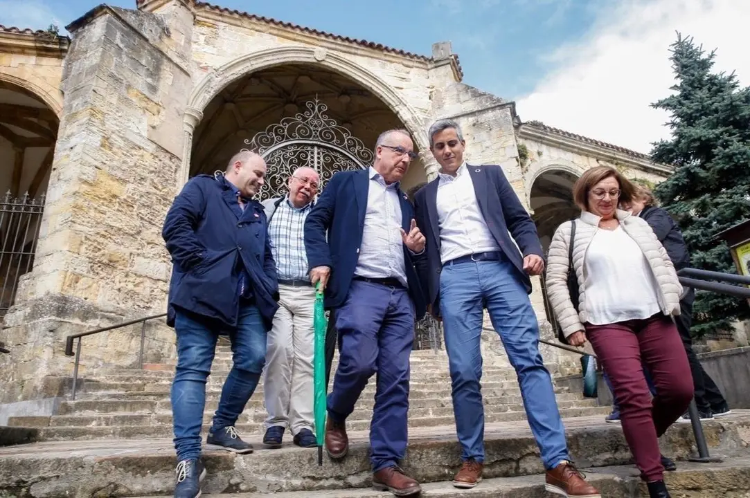 El vicepresidente, Pablo Zuloaga, y la alcaldesa de Laredo, Charo Losa