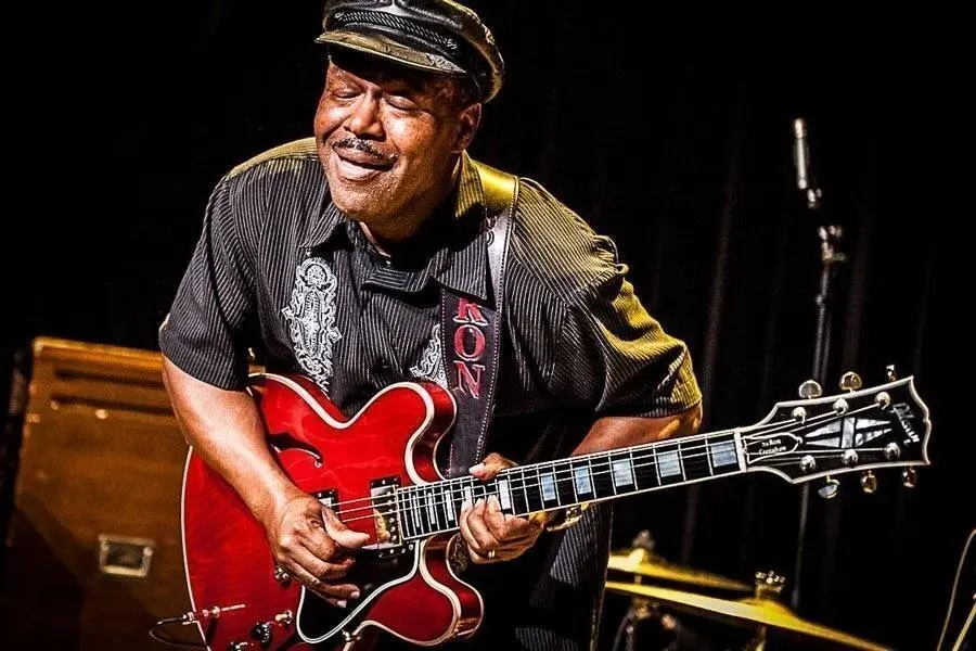 Saron Crenshaw and Blind-B&rsquo; The Visioners