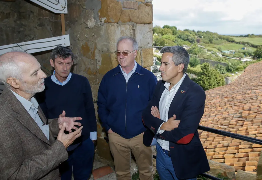 El vicepresidente del Gobierno de Cantabria y consejero de Cultura, Pablo Zuloaga, se ha reunido con el colectivo Memoria de Laredo