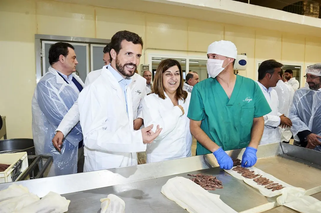 El presidente del Partido Popular, Pablo Casado, acompa&ntilde;ado de la presidenta del PP en Cantabria, Mar&iacute;a Jos&eacute; Sa&eacute;nz de Buruaga, visita la f&aacute;brica de Conservas Hoya en Santo&ntilde;a (Cantabria), a 10 de octubre de 2019.