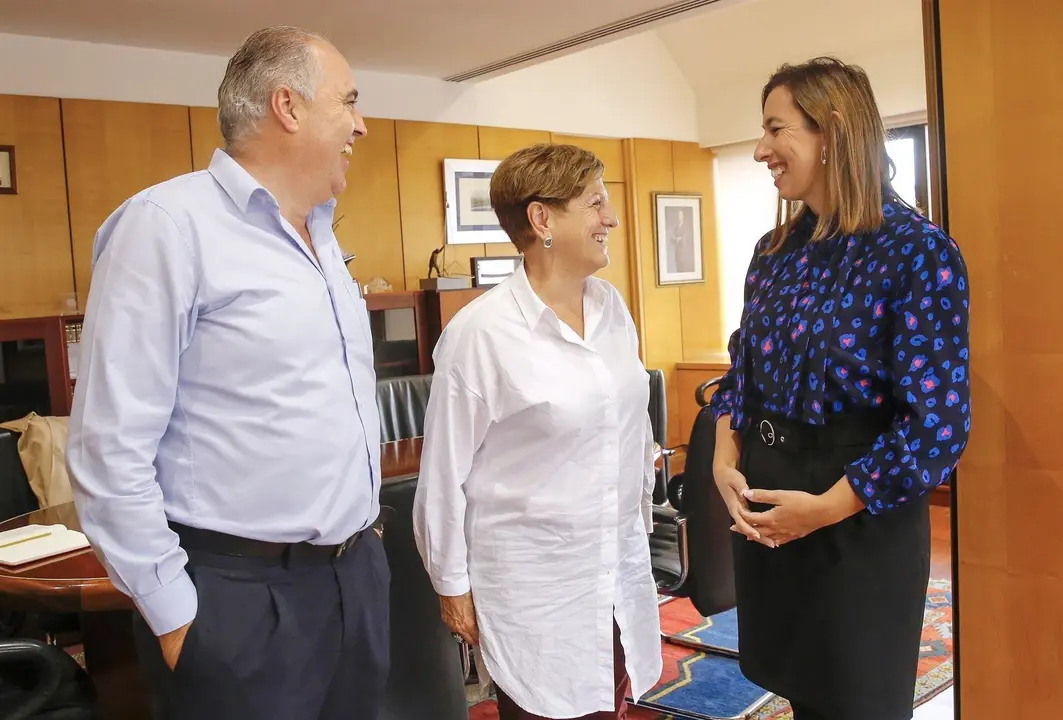 La consejera de Econom&iacute;a, Mar&iacute;a S&aacute;nchez,c on representantes de UGT