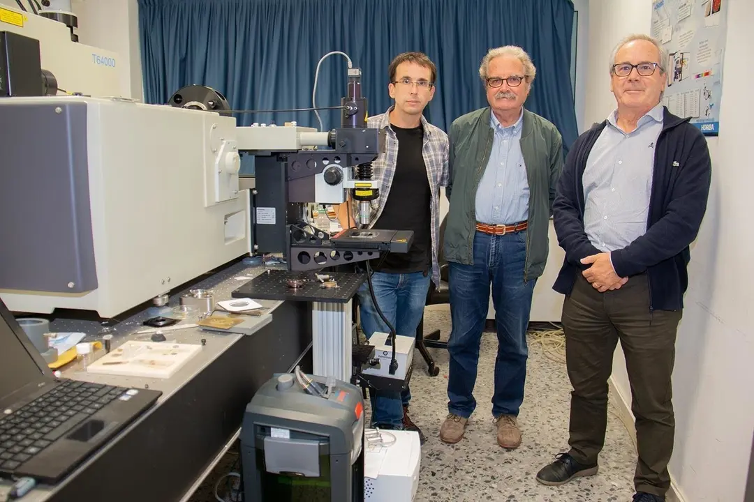 De izquierda a derecha, Ignacio Hern&aacute;ndez, Jes&uacute;s Gonz&aacute;lez y Fernando Rodr&iacute;guez, investigadores de la UC que han participado en el estudio sobre el grafeno